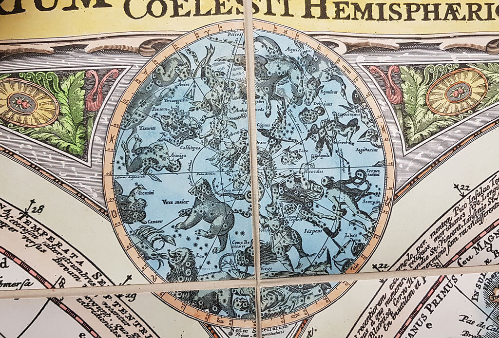 Planisphaerium Terresrtre Cum Utroque Coelesti Hemisphaerio de desconocido (siglo XVII), grabado original coloreado a mano