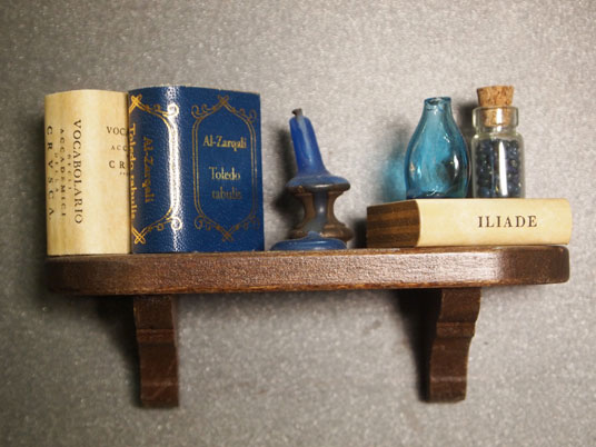 Mini librería con iman a estanteria con soportes en vista, azul