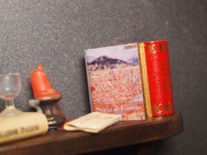 Mini librería con iman a estanteria con soportes en vista, roja