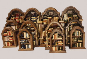 Miniature wooden bookcases ‘Minuetto’