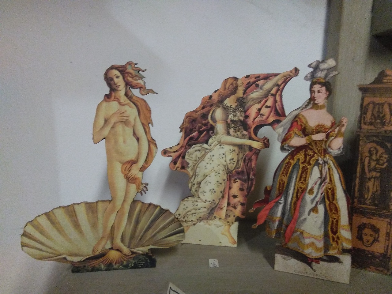Grupo I de tres figuras distintas, la hora, y Venus cojidas del famoso cuadro "La nascita di Venere" de Sandro Botticelli y "la Cantatrice"