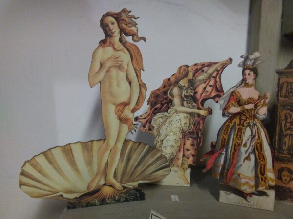 Grupo II de tres figuras distintas, la Hora y Venus cogidas del famoso cuadro "El nacimiento de Venus" de Sandro Botticelli y "la Cantatrice"