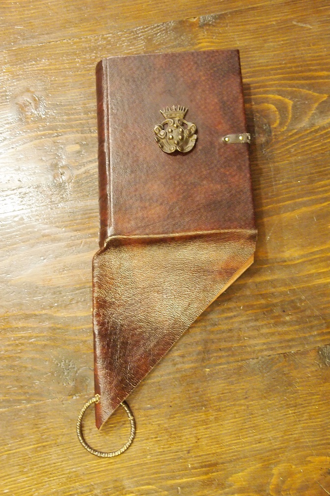 Pequeño cuaderno del viandante con hebilla, escudo y papel deshilichado
