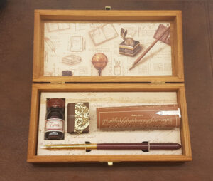 Set caligrafía en caja de madera con pluma, mini libreta y tinta.