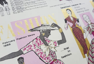 Dekoratives italienisches Geschenkpapier Damenmode aus den 50er Jahren, Fuchsia