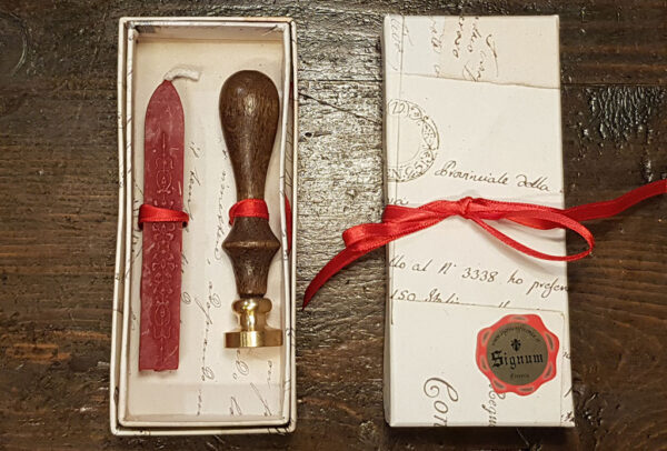 Small gift box for seal and sealing wax