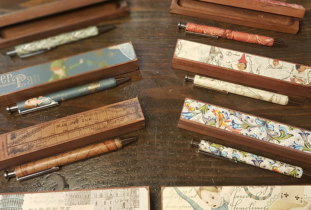Holzkästchen mit Holzkugelschreiber