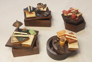 Cajas de madera con miniaturas