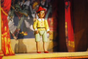 Pinocchio, marionetta in terracotta composta da cinque pezzi snodati decorati a mano