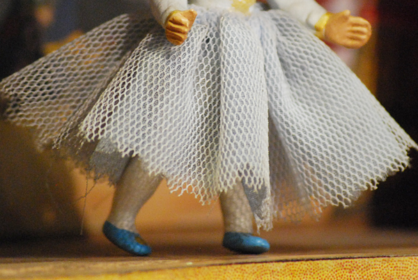 Hada madrina, pequeña marioneta en terracota hecha de cinco piezas articuladas y decoradas a mano