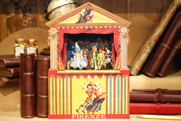 Hada madrina, pequeña marioneta en terracota hecha de cinco piezas articuladas y decoradas a mano