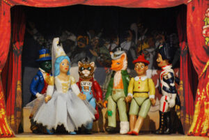 Fata Turchina, marionetta in terracotta composta da cinque pezzi snodati decorati a mano e vestito in cotone