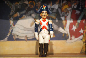 Carabiniere 1, pequeña marioneta en terracota de cinco piezas articuladas decoradas a mano
