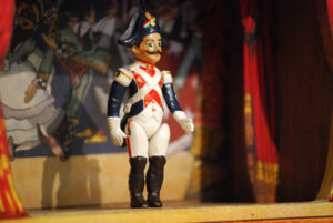 Carabiniere, marionetta in terracotta composta da cinque pezzi snodati decorati a mano
