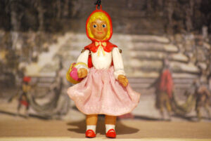 Cappuccetto Rosso, marionetta in terracotta composta da cinque pezzi snodati decorati a mano e vestito in cotone