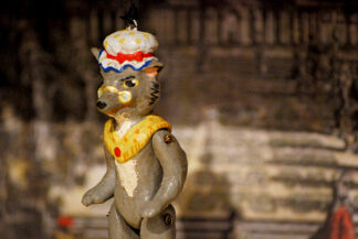 Lupo, marionetta in terracotta composta da cinque pezzi snodati decorati a mano