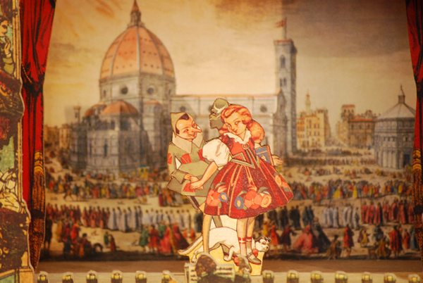 Pinocho con niña, figura pequeña calada a mano de la serie Las aventuras de Pinocho