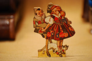 Pinocchio mit Mädchen, flachschnittige Holzfigur aus der Reihe 'Die Abenteuer des Pinocchio'