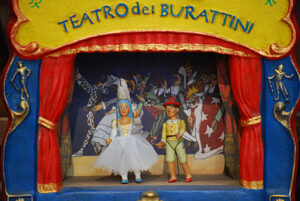 Großes Theater der Marionetten mit Feuerfresser - Pinocchio