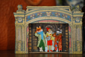 Micro theater with Pinocchio, the Fox and the Blind Cat. The relief shape of the characters moves through magnets.