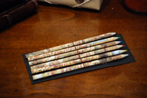 Carpeta con 6 lápices de colores recubiertas con papel Fiorenza