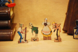 Gepeto, Pinocho, la hada madrina y Mastro Ciliegia, pequeñas figuras hechas a mano