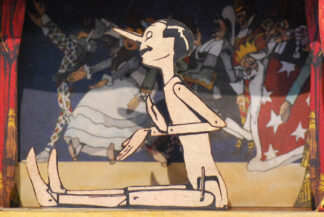 Pinocchio seduto, sagoma traforata a mano media della serie 'Le avventure di Pinocchio'