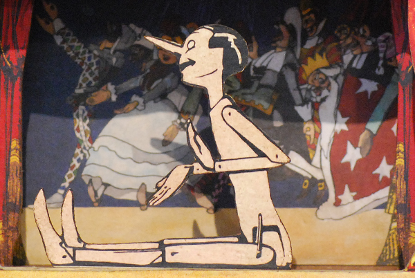 Pinocho sentado, figura perforada a mano mediana de Las Aventuras de Pinocho